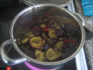 Luumut kiehumassa 300x225 Kiinalaista porsasta luumukastikkeessa