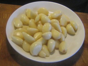 Valkosipuli kuorittu 300x225 Valkosipulia chilietikassa
